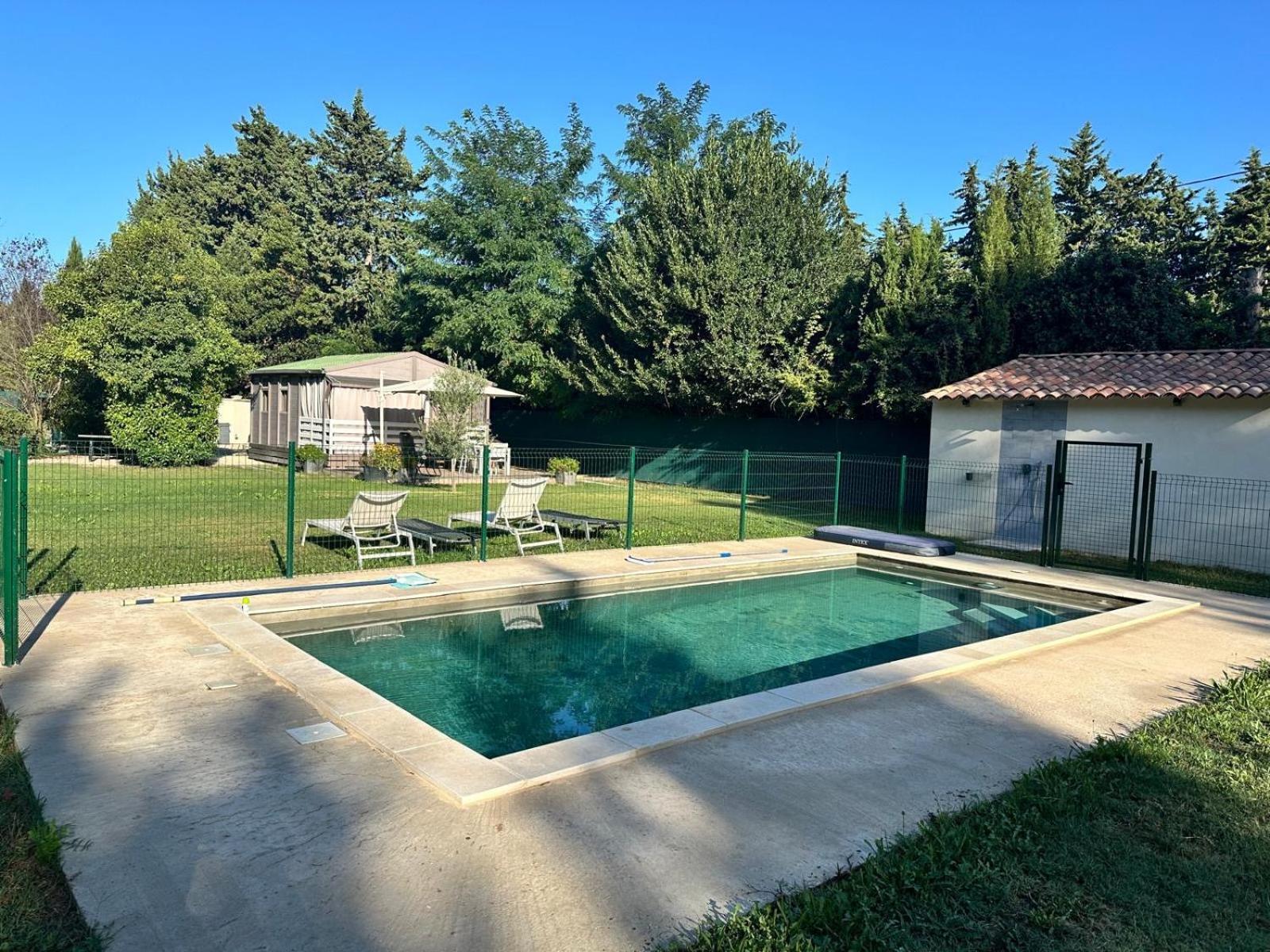 Avignon, Joli En Campagne Très Proche De La Camping